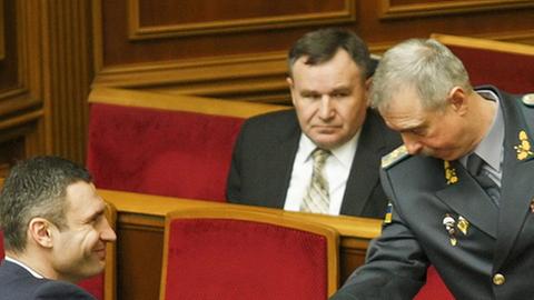 Vitali Klitschko gratuliert dem neuen kommissarischen ukrainischen Verteidigungsminister Michail Kowal zur Wahl.