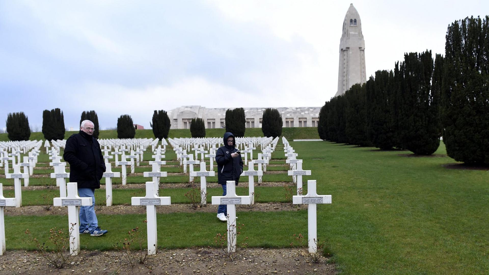 Vor dem Jahrestag anlässlich von 100 Jahren Erster Weltkrieg (1914 - 1918) - Schlacht von Verdun. Ein Mann und ein Junge durchstreifen die Gedenkkreuze für die gefallenen Soldaten. Anlässlich der Hundertjahrfeier der Schlacht von Verdun soll das neue "Verdun Memorial" eröffnet werden.