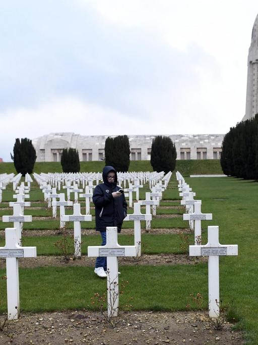 Vor dem Jahrestag anlässlich von 100 Jahren Erster Weltkrieg (1914 - 1918) - Schlacht von Verdun. Ein Mann und ein Junge durchstreifen die Gedenkkreuze für die gefallenen Soldaten. Anlässlich der Hundertjahrfeier der Schlacht von Verdun soll das neue "Verdun Memorial" eröffnet werden.