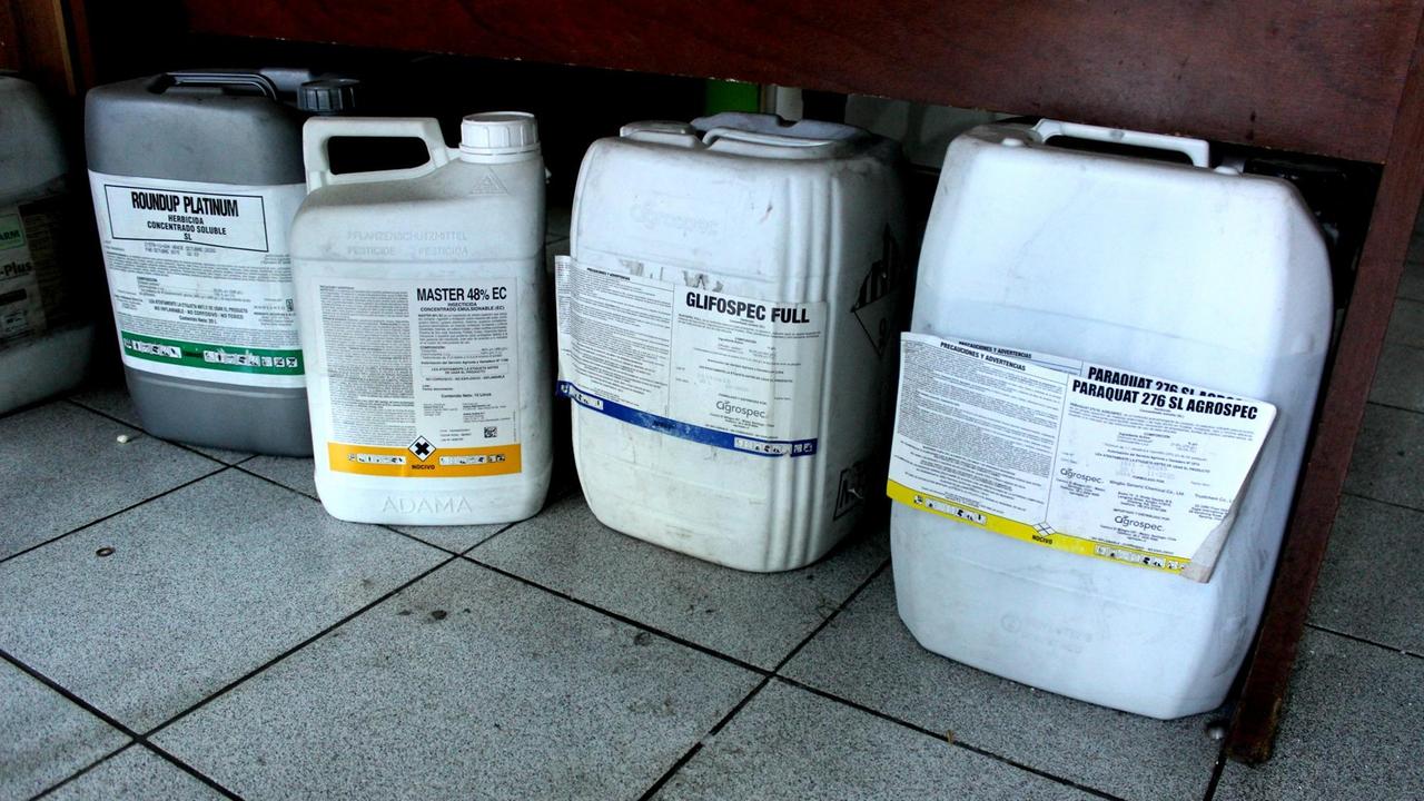 Vier Glyphosat- und Paraquat-Kanister in einem Geschäft für Plfanzenschutzmittel in Curicó am Boden.