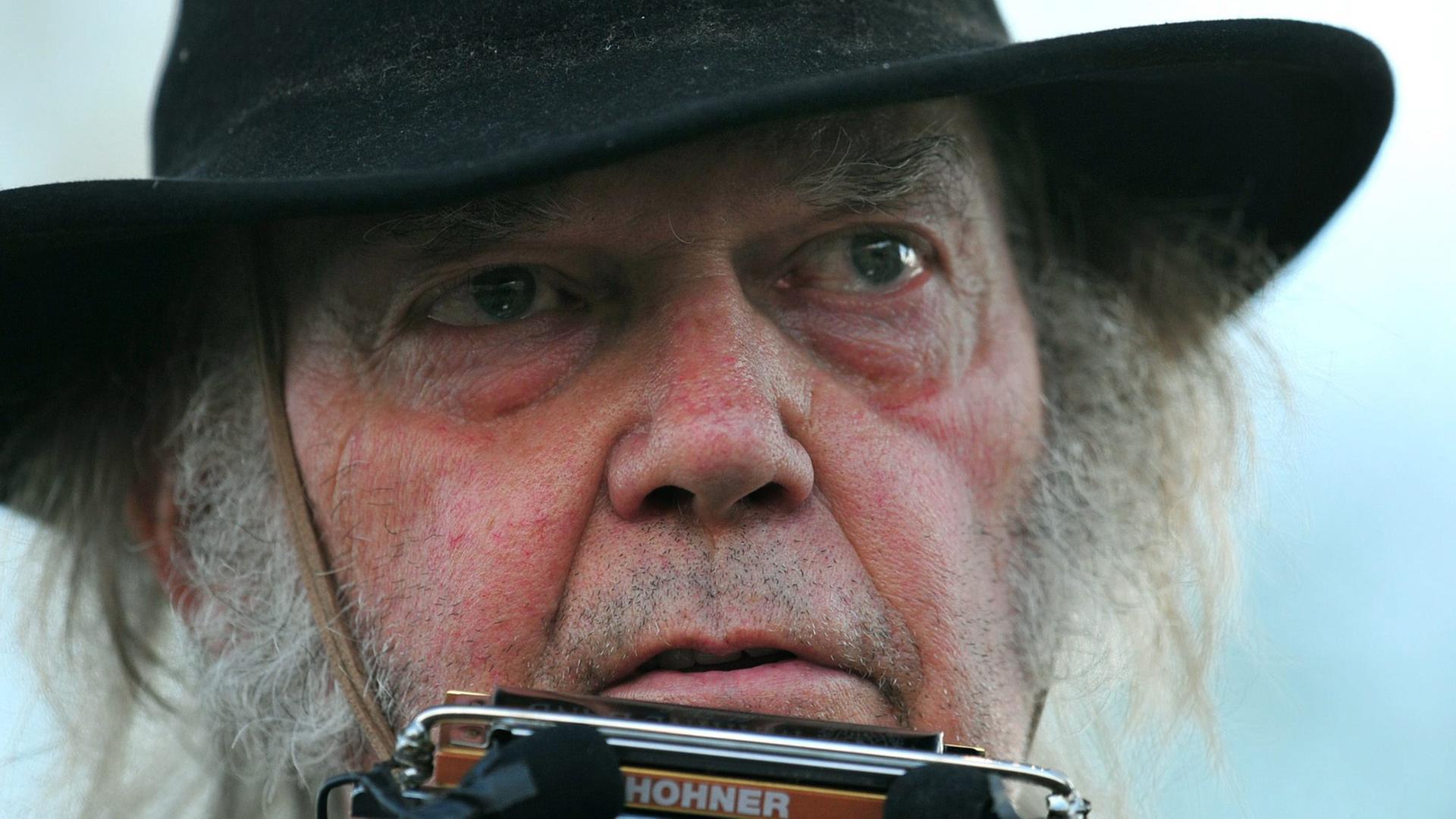 Neil Young auf dem "Harvest the Hope" Musikfestival in Nebraska