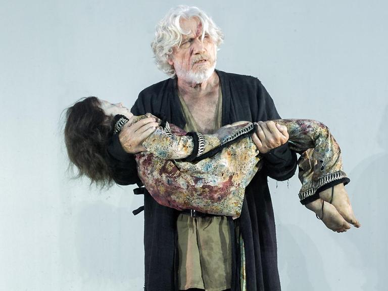 Szenenfoto aus dem Stück "Siegfrieds Erben", Nibelungenfestspiele Worms: Hunnenkönig Etzel (Jürgen Prochnow) mit seinem toten Sohn.