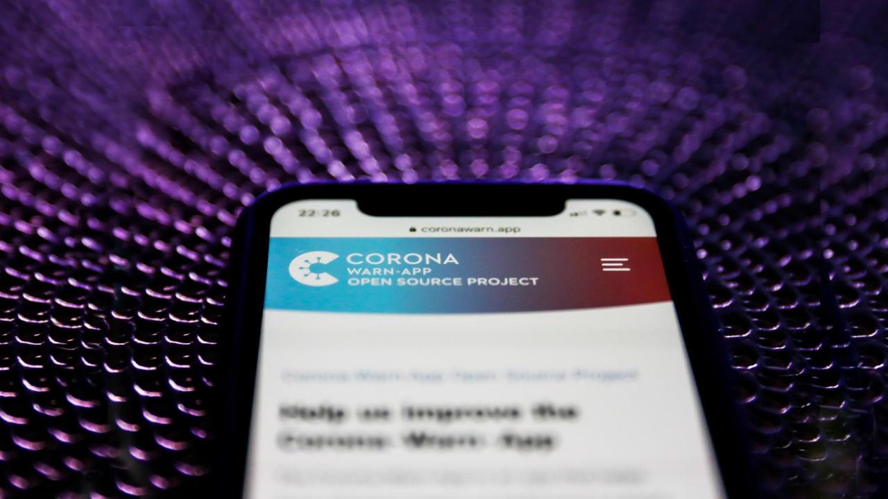 Ein Smartphone mit der Corona-Warn-App auf dem Display. Die von der Bundesregierung mitentwickelte Tracking-App soll die Ausbreitung des Coronavirus verhindern.