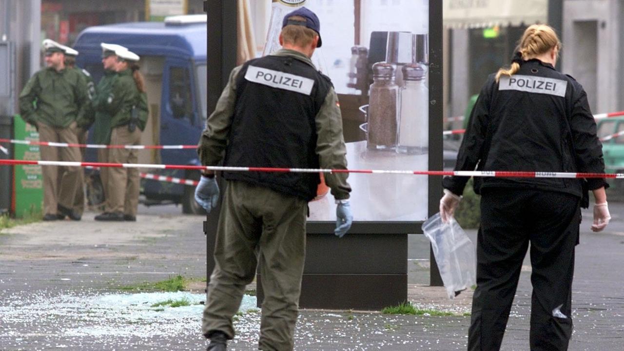 BKA-Beamte suchen am Düsseldorfer S-Bahnhof Wehrhahn nach der Explosion einer Splitterbombe am Vortag nach Spuren. BKA-Beamte suchen am Düsseldorfer S-Bahnhof Wehrhahn nach der Explosion einer Splitterbombe am Vortag nach Spuren.