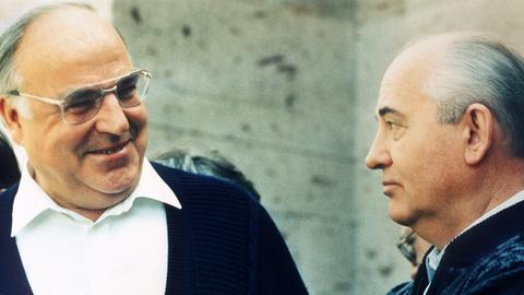 Helmut Kohl (l) im Juli 1990 im Gepräch mit Michail Gorbatschow im Kaukasus.