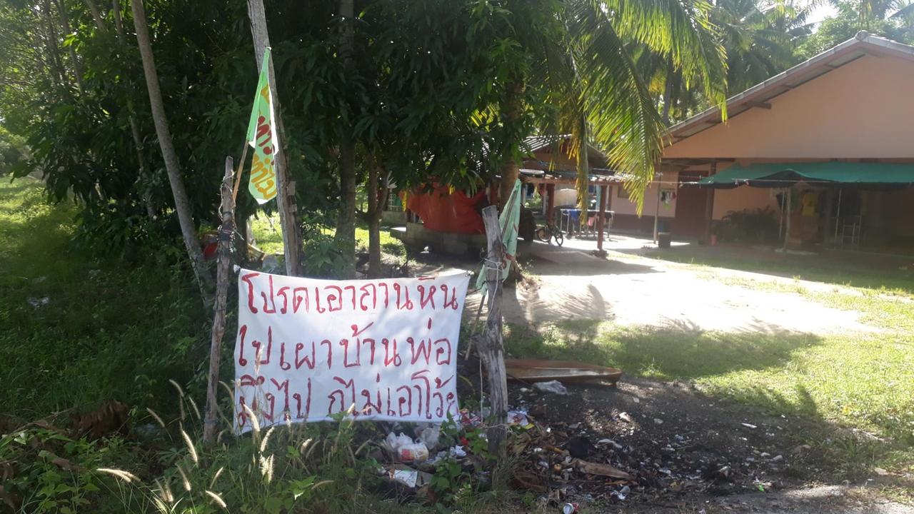  Ein Plakat der Gegner des Kohlekraftwerks in Thepha mit der Aufschrift: „Verbrenn die Kohle doch im Haus von deinem Vater. Wir wollen sie hier nicht.“  