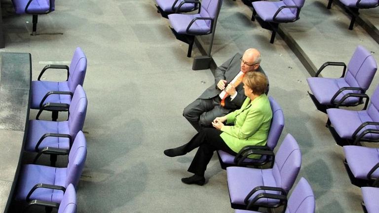 Bundeskanzlerin Angela Merkel und der Fraktionschef von CDU/CSU, Volker Kauder (beide CDU), unterhalten sich am 24.06.2014 im Bundestag in Berlin