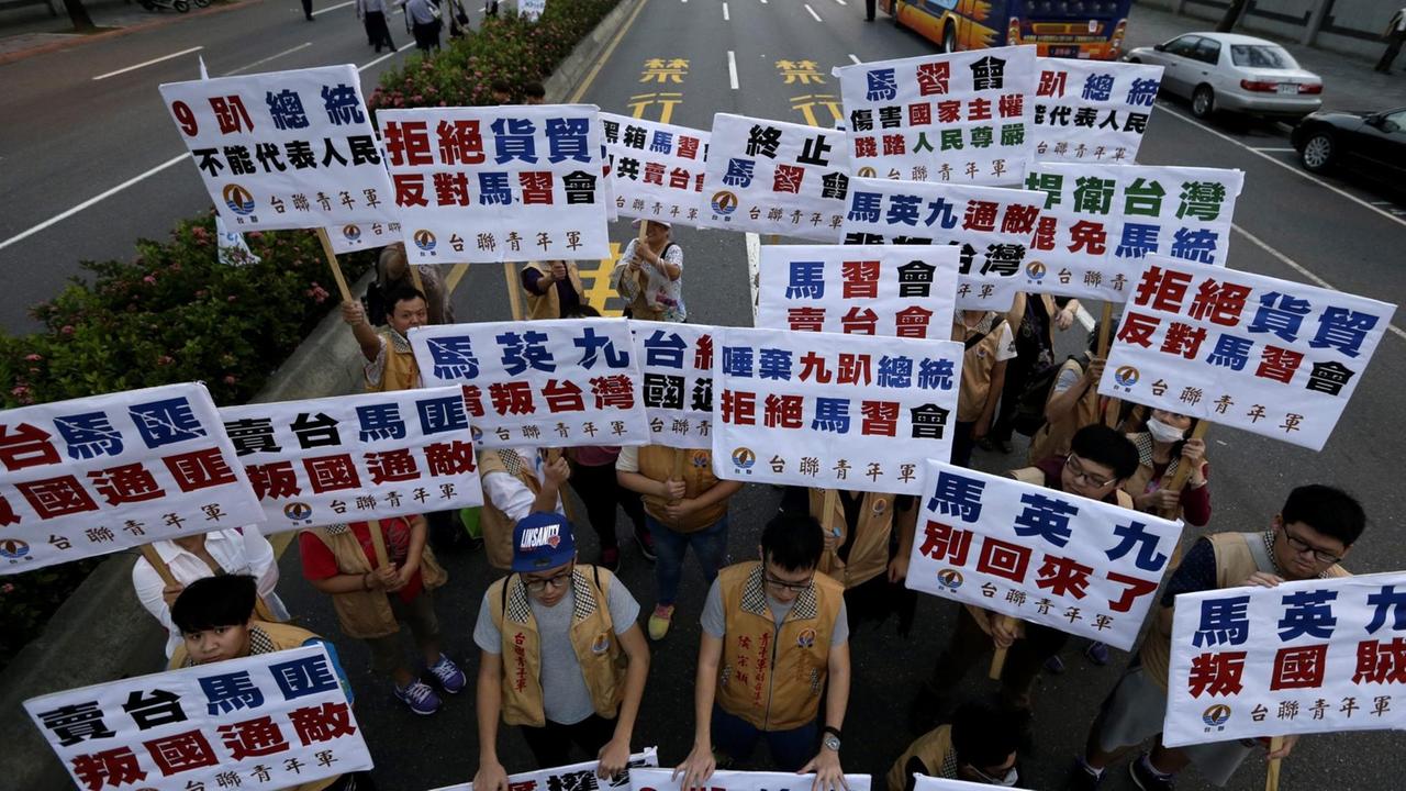 Proteste in Taipeh gegen die Annährunge zwischen Taiwans President Ma Ying-jeou und Chinas Präsident Xi Jinping in Singapur.