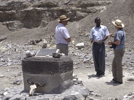 Ein Kurator erklärt seinen Besuchern, wo Mary Leakey den ersten Homo habilis fand.