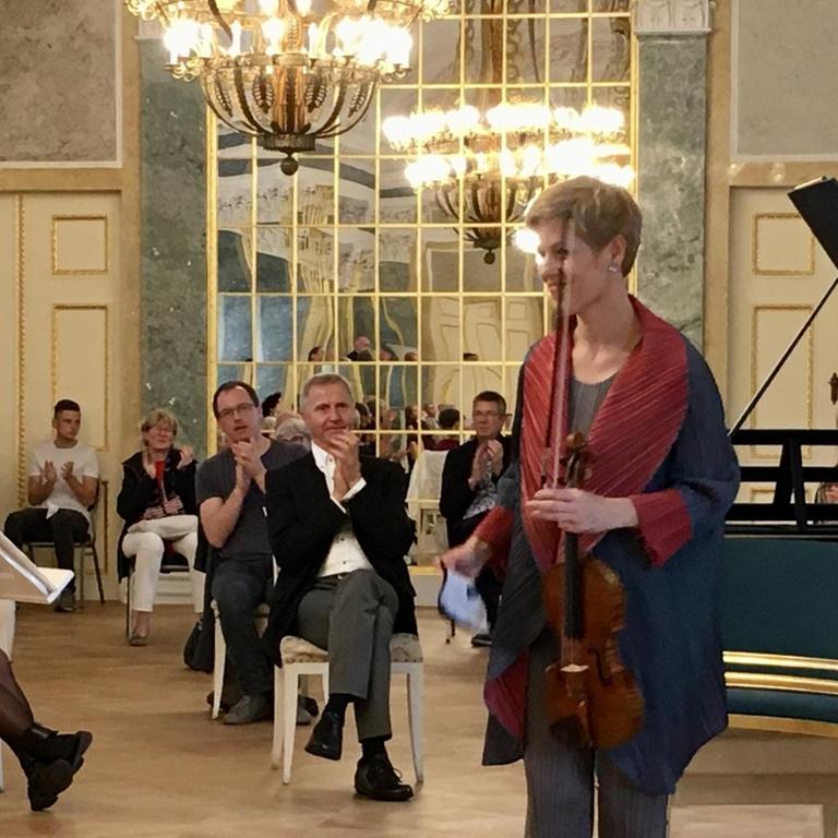 Musiker in einem Saal des Schlosses in Köthen.