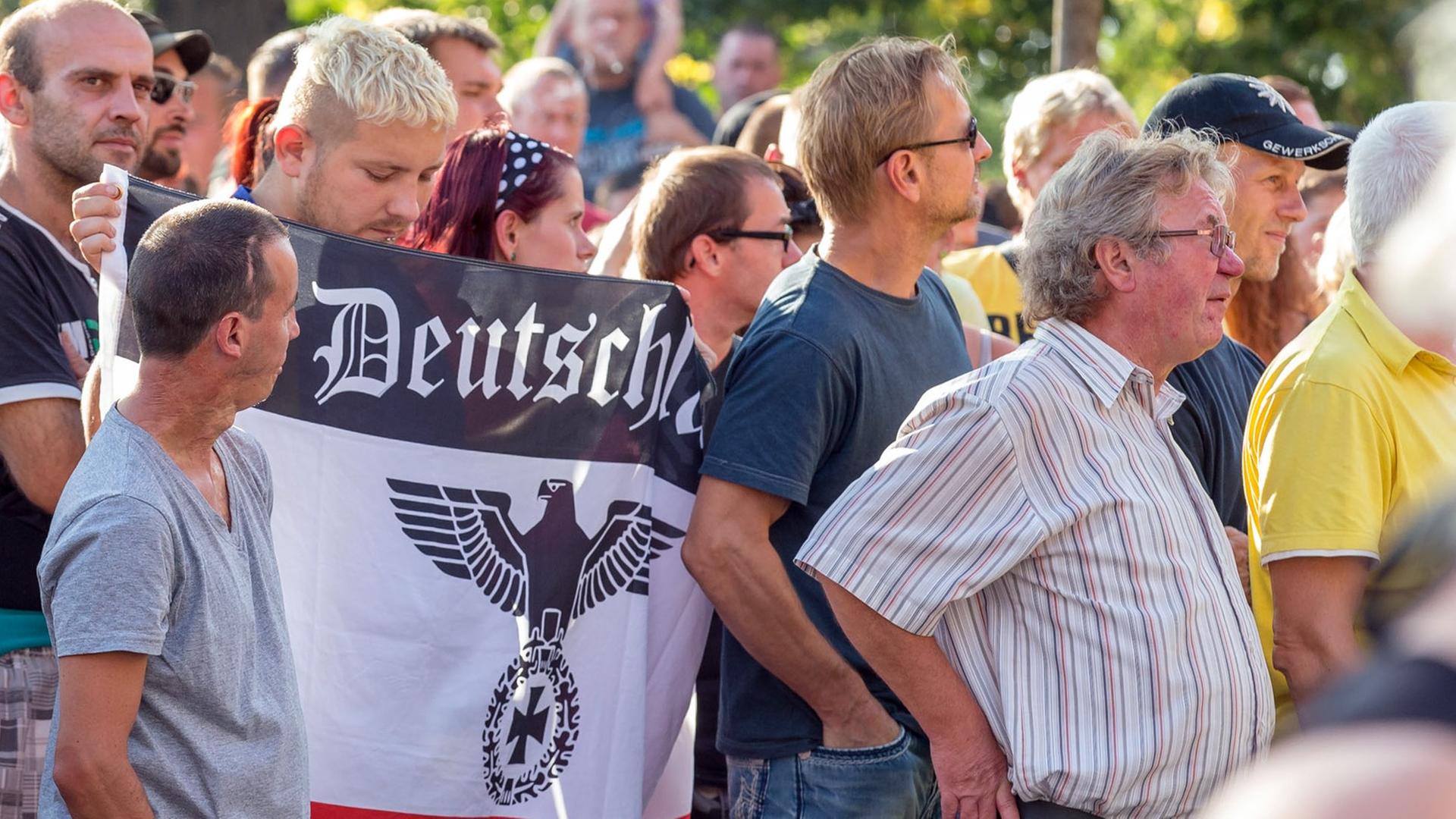 Etwa 1000 Menschen protestieren am Abend des 21.08.2015 in Heidenau (Sachsen) gegen die Unterbringung von Asylbewerbern im ehemaligen Baumarkt «Praktiker». In dem seit 2013 leerstehenden Baumarkt in einem Gewerbegebiet sollen in der Nacht zum Samstag etwa 250 Neuankömmlinge untergebracht werden.