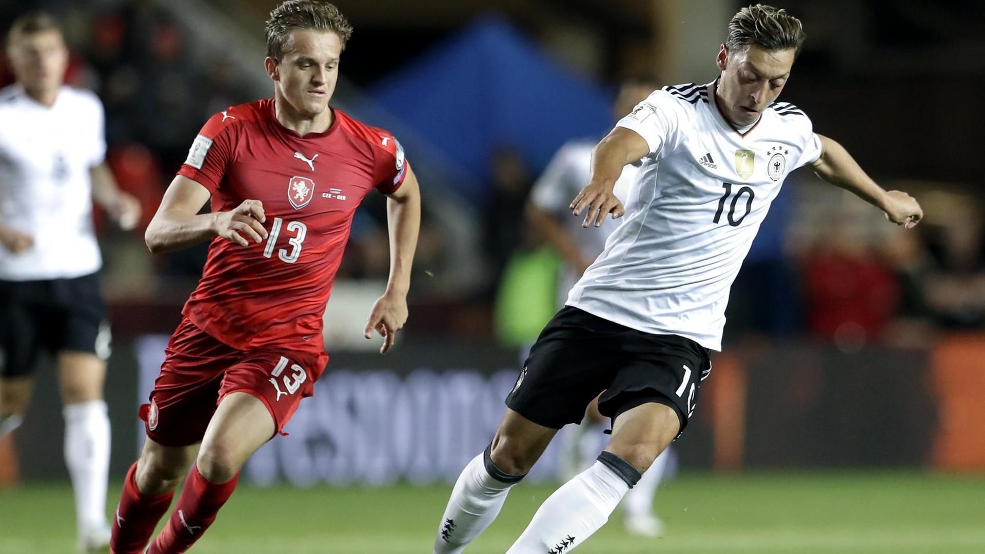 Das Bild zeigt einen Zweikampf zwischen dem deutschen Fußball-Nationalspieler Mesut Özil und dem Tschechen Jan Kopic. Das Bild zeigt einen Zweikampf zwischen dem deutschen Fußball-Nationalspieler Mesut Özil und dem Tschechen Jan Kopic.