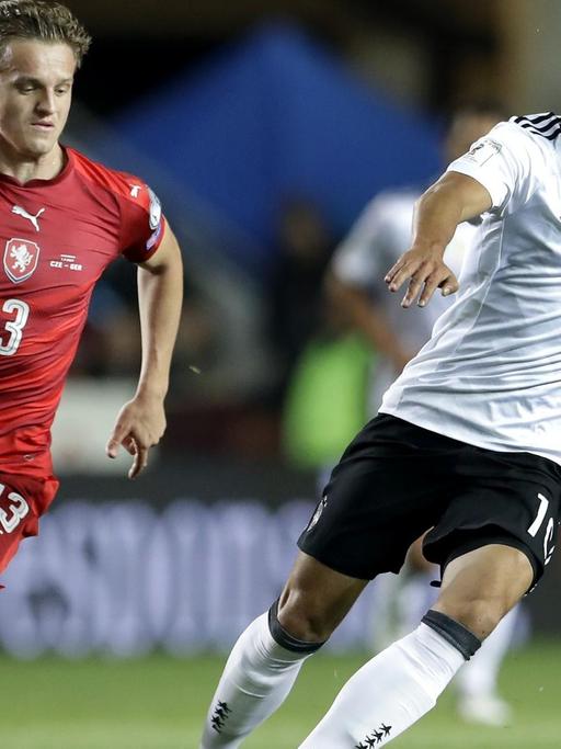 Das Bild zeigt einen Zweikampf zwischen dem deutschen Fußball-Nationalspieler Mesut Özil und dem Tschechen Jan Kopic.