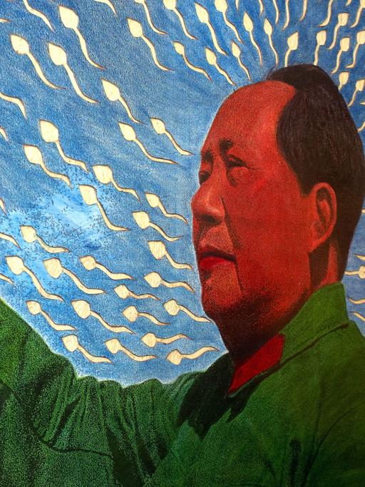 Der chinesische Künstler Ren Rong, der in Bonn und Peking lebt, posiert am Sonntag (14.2.2010) bei der Eröffnung seiner Ausstellung in der Kunsthalle Koblenz vor einem Bild mit dem Titel "Pflanzenmensch/ Mao 2007".