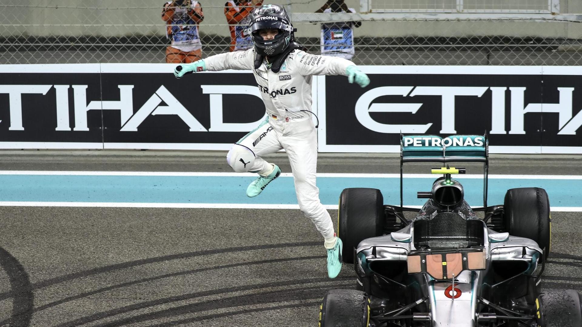 Nico Rosberg springt nach seinem Weltmeistersieg aus dem Auto