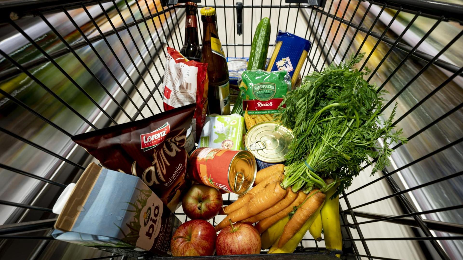 Ein Einkauf liegt in einem Einkaufswagen in einem Supermarkt. Statistisches Bundesamt gibt Inflationsrate für April 2021 bekannt.