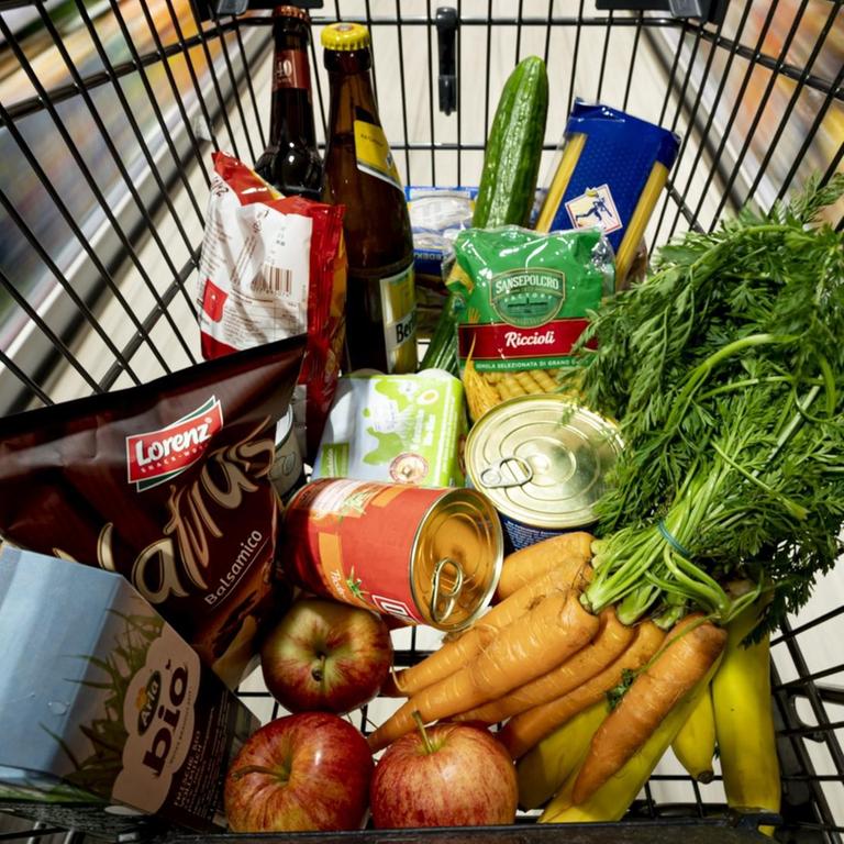 Ein Einkauf liegt in einem Einkaufswagen in einem Supermarkt. Statistisches Bundesamt gibt Inflationsrate für April 2021 bekannt.
