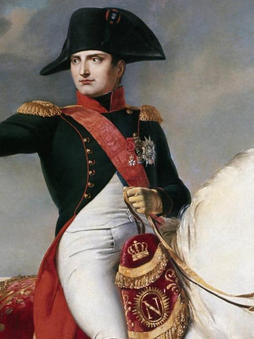 Gemälde von Napoleon, der auf einem Schimmel sitzt und mit dem FInger aus seiner Perspektive nach rechts weist.