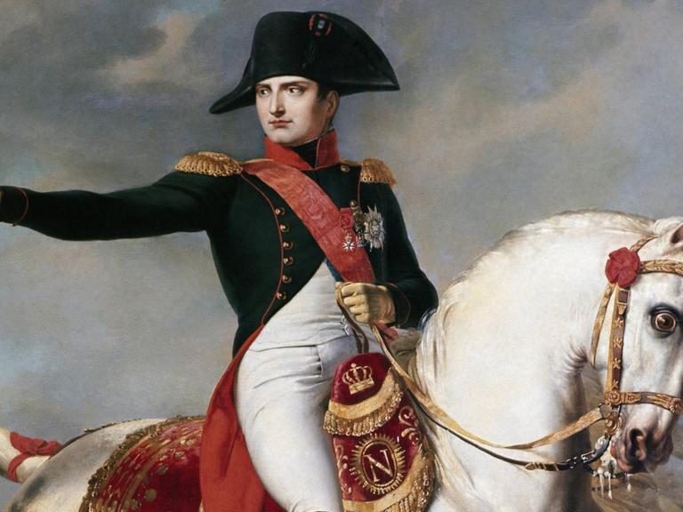 Gemälde von Napoleon, der auf einem Schimmel sitzt und mit dem FInger aus seiner Perspektive nach rechts weist.