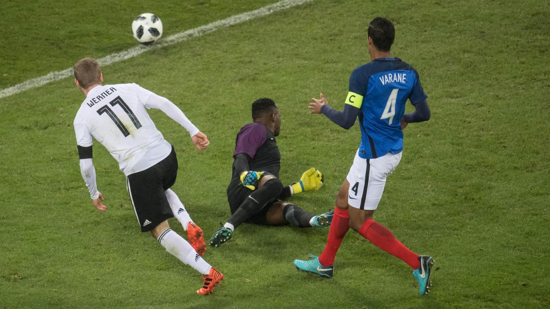 Timo Werner nimmt den Ball an und schießt danach ein Tor Timo Werner nimmt den Ball an und schießt danach ein Tor