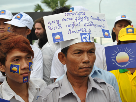 Kambodscha: Anhänger des Oppositionellen Sam Rainsy begrüßen ihn nach seiner Rückkehr aus dem Exil