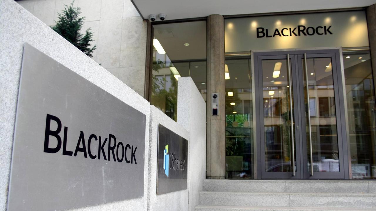 Am Haupteingang der Niederlassung in München steht der Schriftzug Blackrock