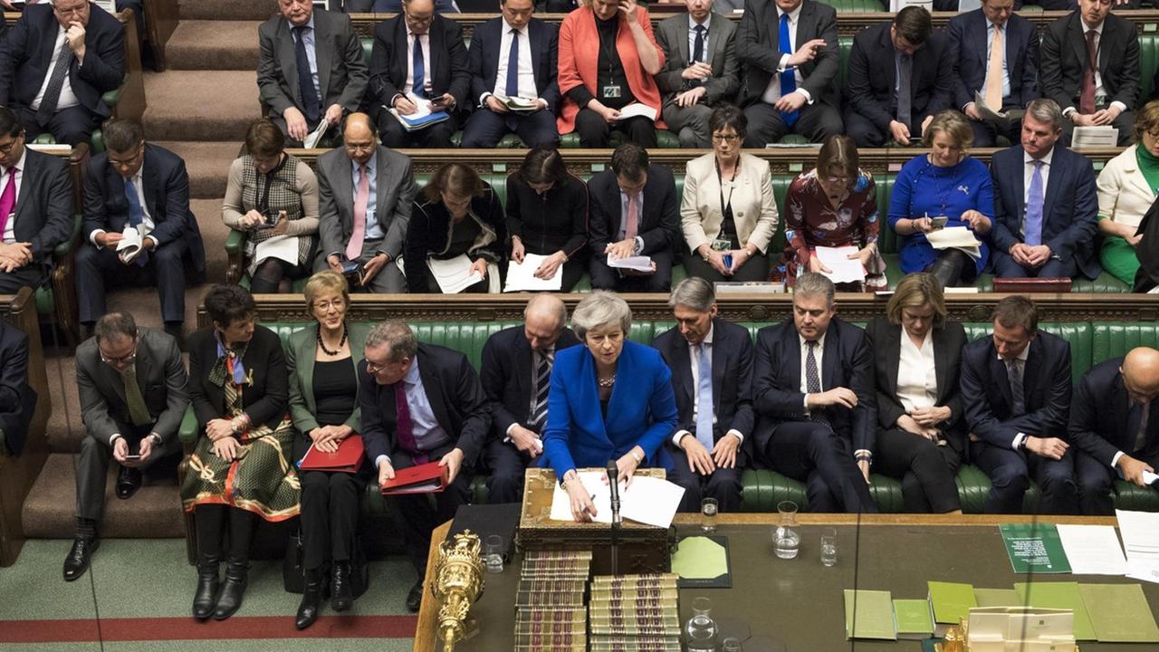Das Foto zeigt die britische Premierministerin Theresa May in der Debatte vor der Vertrauensabstimmung.