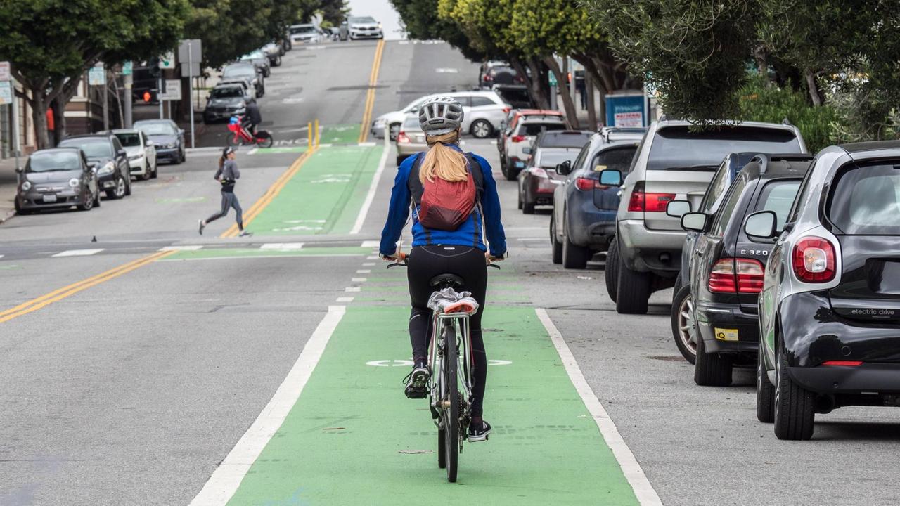 Eine Radfahrerin auf einem der grün eingezeichneten Radwege in San Francisco.