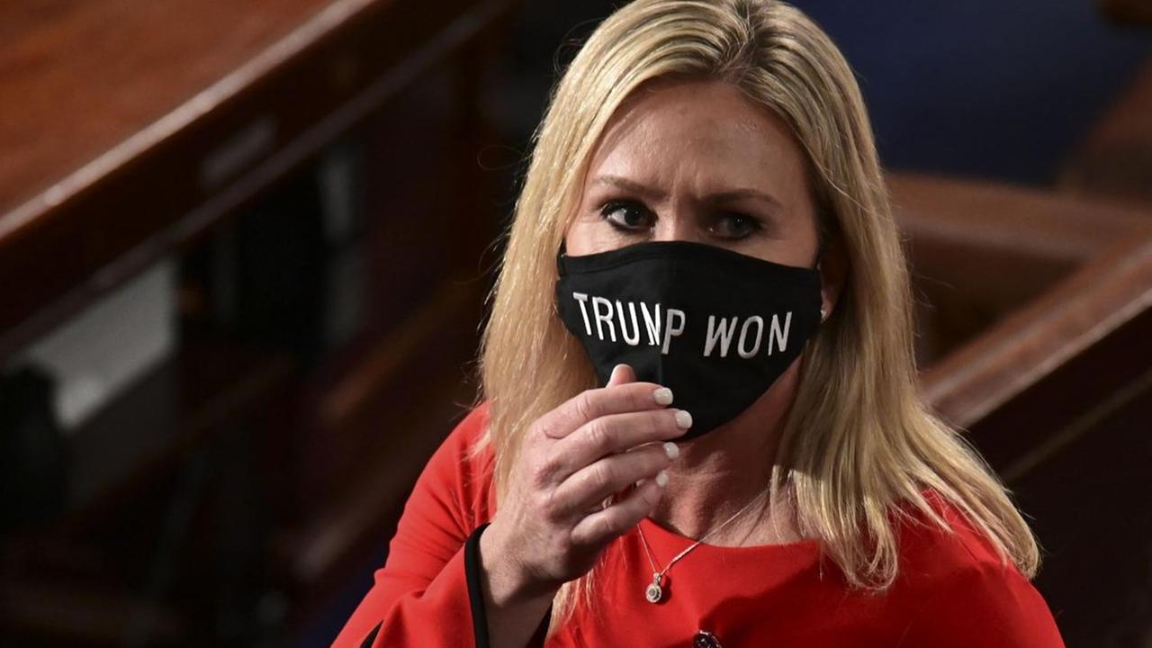 Eine blonde Politikerin im roten Kleid im US-Abgeordnetenhaus trägt eine Mund-Nasen-Maske mit der Aufschrift "Trump won" (Trump hat gewonnen).