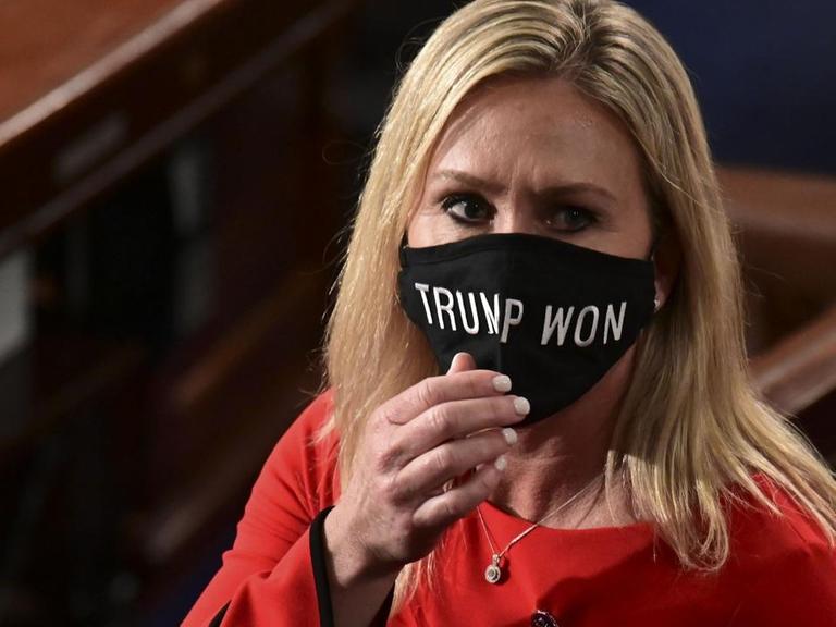 Eine blonde Politikerin im roten Kleid im US-Abgeordnetenhaus trägt eine Mund-Nasen-Maske mit der Aufschrift "Trump won" (Trump hat gewonnen).