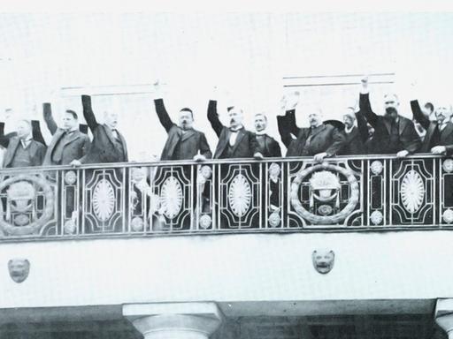 Unterzeichnung der Weimarer Verfassung am 11. August 1919 durch Reichspräsident Friedrich Ebert