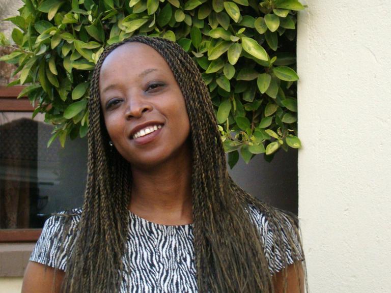 Die südafrikanische Krimi-Autorin Angela Makholwa