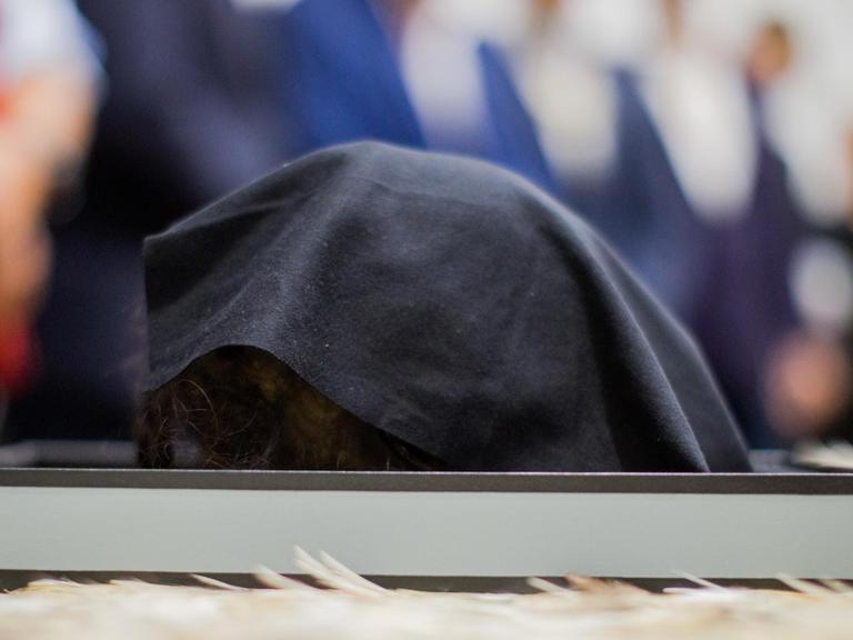 26.06.2018, Nordrhein-Westfalen, Köln: Ein abgedeckter tätowierter, mumifizierter Schädel eines Maori aus Neuseeland, liegt bei einer Übergabezeremonie im Rautenstrauch-Joest-Museum.