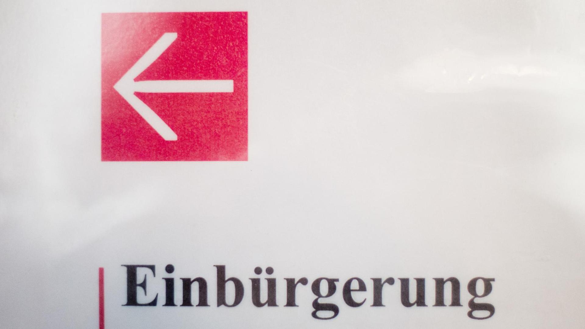 Ein Hinweisschild "Einbürgerung" steht für eine Einbürgerungszeremonie im Neuen Rathaus in Hannover. Ein Hinweisschild "Einbürgerung" steht für eine Einbürgerungszeremonie im Neuen Rathaus in Hannover.
