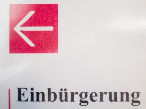 Ein Hinweisschild "Einbürgerung" steht für eine Einbürgerungszeremonie im Neuen Rathaus in Hannover