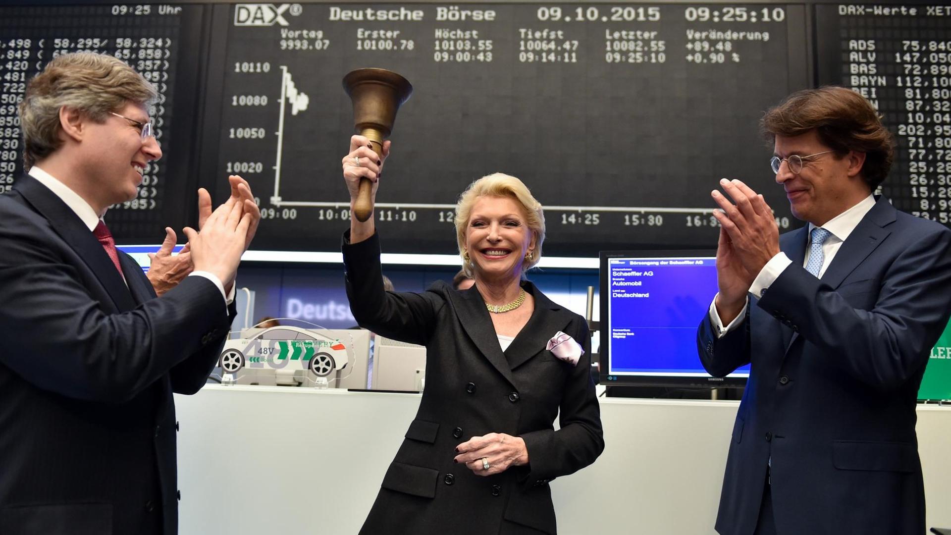 Maria-Elisabeth Schaeffler-Thumann schwingt beim Börsengang des Unternehmens im Oktober 2015 in Frankfurt die Börsenglocke. Ihr Sohn und Aufsichtsratschef Georg Schaeffler und Vorstandschef Klaus Rosenfeld (rechts) applaudieren.
