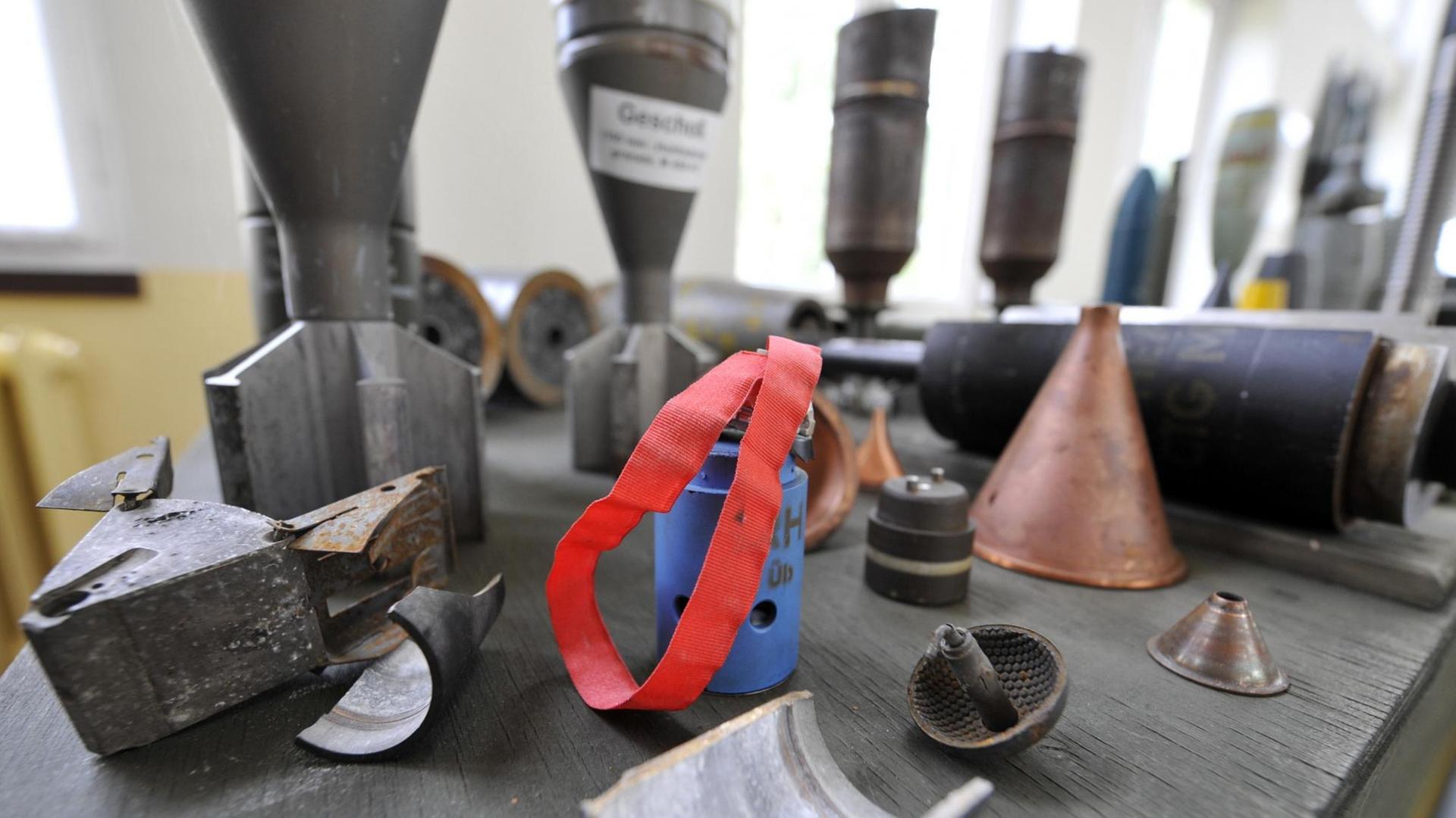 Bei der Munitionsentsorgungsfirma Spreewerk Lübben ausgestellte Streu- und Submunition von Streubomben.
