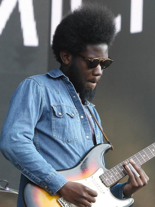 Michael Kiwanuka auf der Bühne mit Gitarre auf einem Festival in London