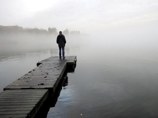 Ein einsamer Mann an der Töölönlahti Bucht in Helsinki