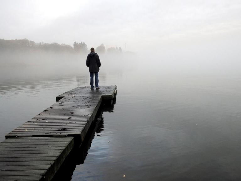 Ein einsamer Mann an der Töölönlahti Bucht in Helsinki
