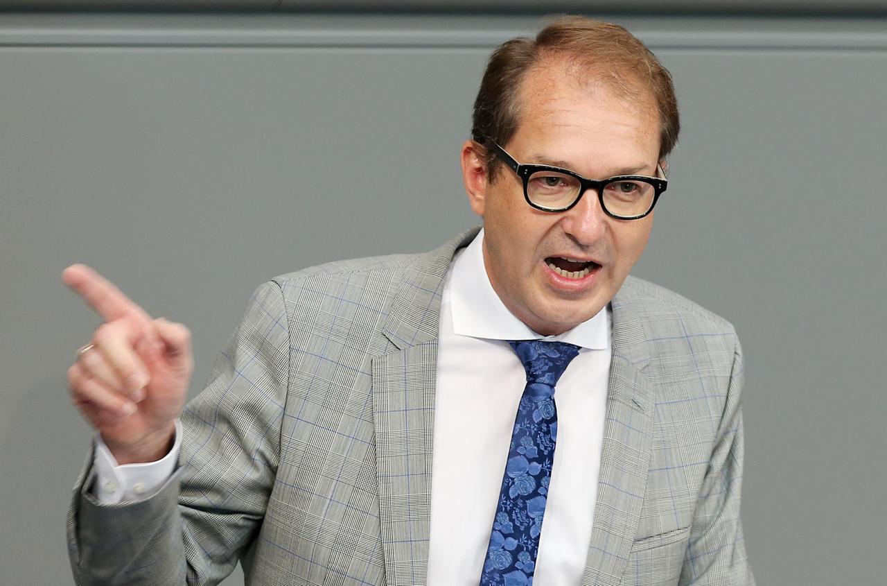 Bundesverkehrsminister Alexander Dobrindt (CSU) spricht am 22.09.2016 in der Debatte um den Bundesverkehrswegeplan 2030 im Deutschen Bundestag in Berlin. 