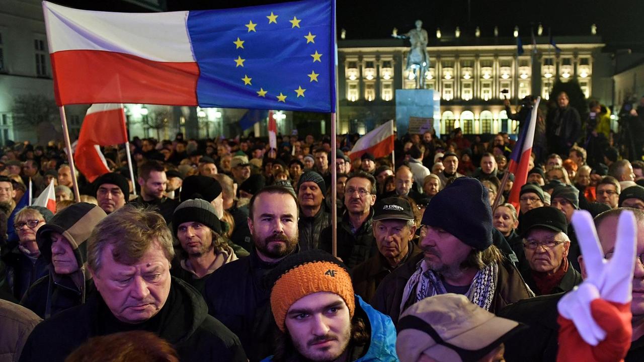 Menschen in Warschau demonstrieren gegen die von der polnischen Regierung geplante Justizreform.