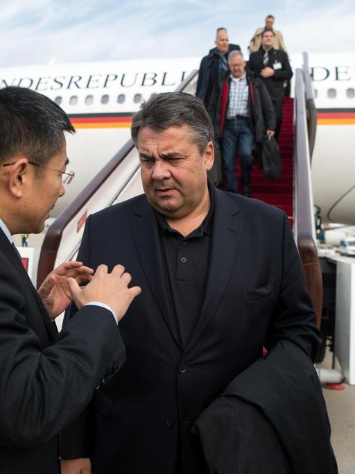 Bundeswirtschaftsminister Sigmar Gabriel (SPD) kommt am 01.11.2016 auf dem Flughafen in Peking, China an und wird vom deutschen Botschafter in China, Michael Clauss (re) begrüßt.