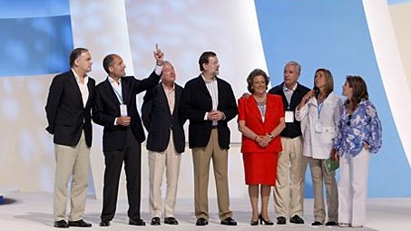Treffen in Valencia: die "Lady in Red" ist Rita Barberá, langjährige Bürgermeisterin der Stadt. Links daneben der heutige spanische Ministerpräsident Mariano Rajoy.