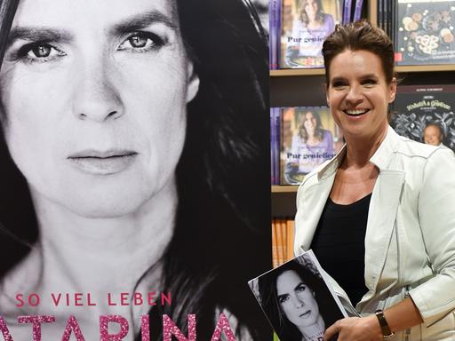 Katarina Witt posiert mit dem Foto-Band "Katarina Witt - So viel Leben".