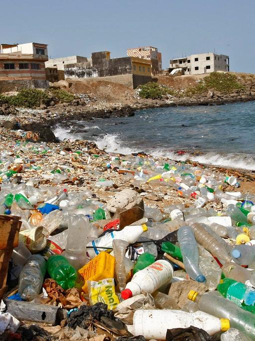 Plastikmüll am Strand von Dakar, Senegal