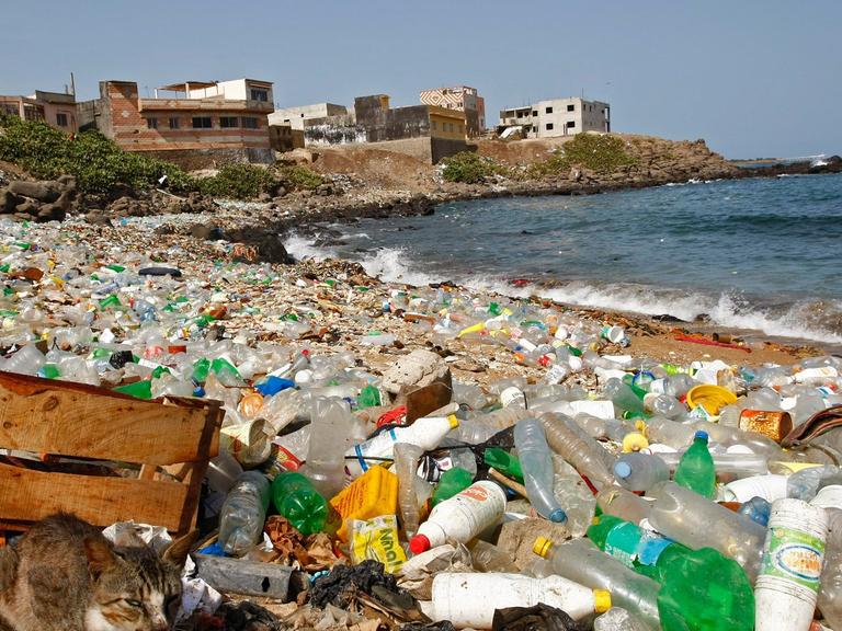 Plastikmüll am Strand von Dakar, Senegal