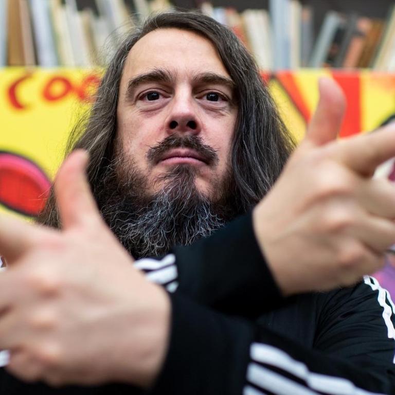 Porträt von Jonathan Meese in seinem Atelier in Berlin Prenzlauer Berg.