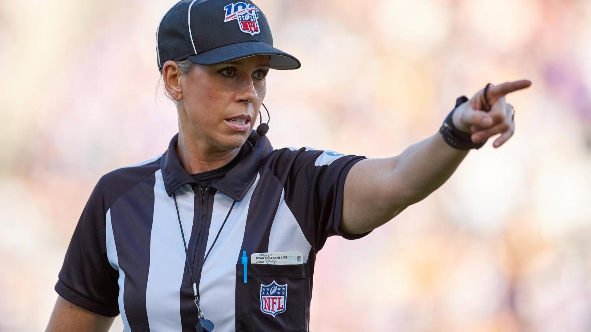 NFL Schiedsrichterin Sarah Thomas bei einem Spiel zwischen den Minnesota Vikings und den Los Angeles Chargers im Dezember 2019.