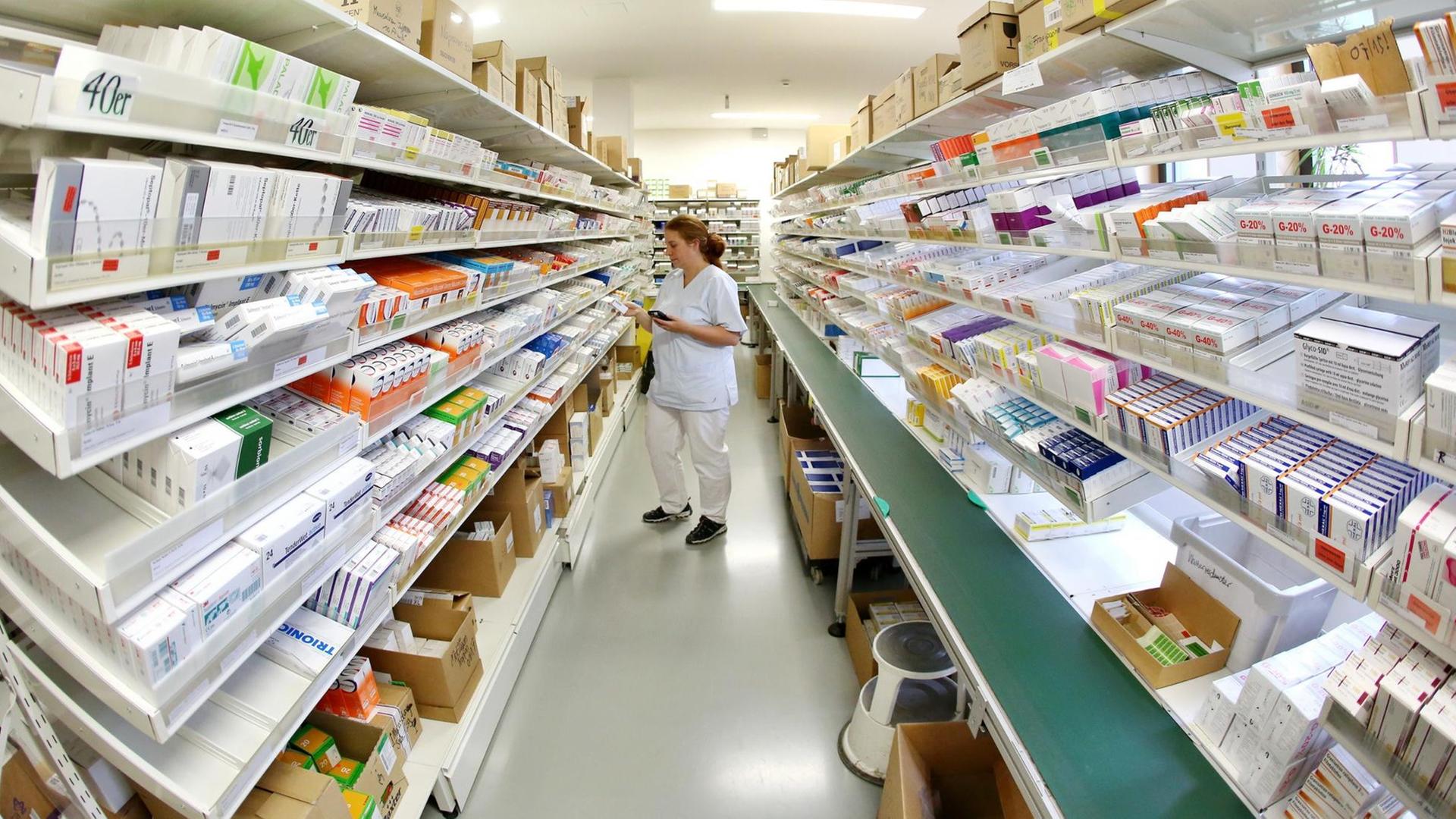 Eine pharmazeutisch-kaufmännische Assistentin stellt Medikamente für die Stationen am 14.07.2015 in der Krankenhausapotheke am Universitätsklinikum Leipzig (Sachsen) bereit.